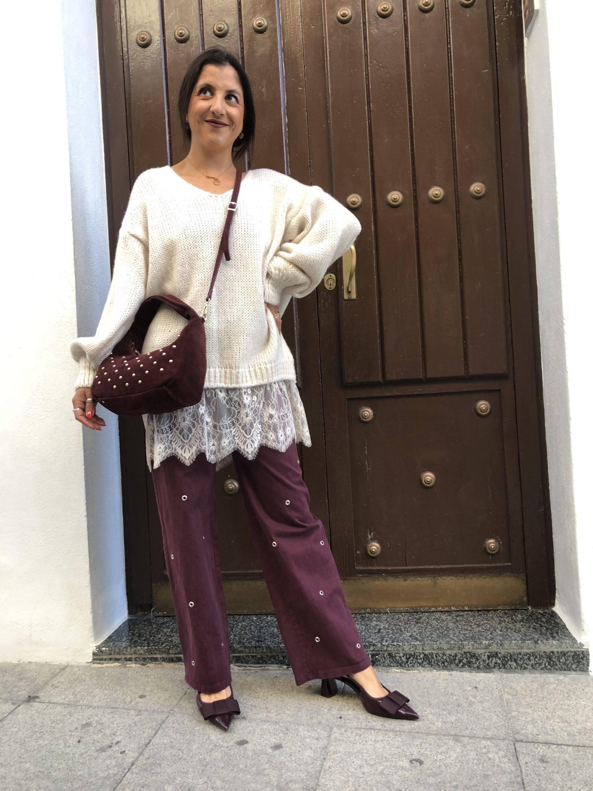 Pantalón granate con apliques metálicos - Imagen 4