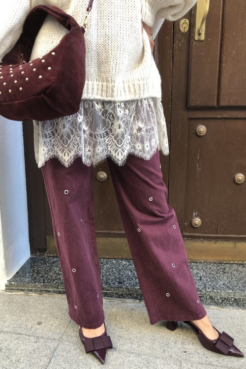 Pantalón granate con apliques metálicos