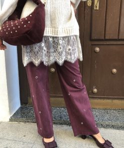 Pantalón granate con apliques metálicos