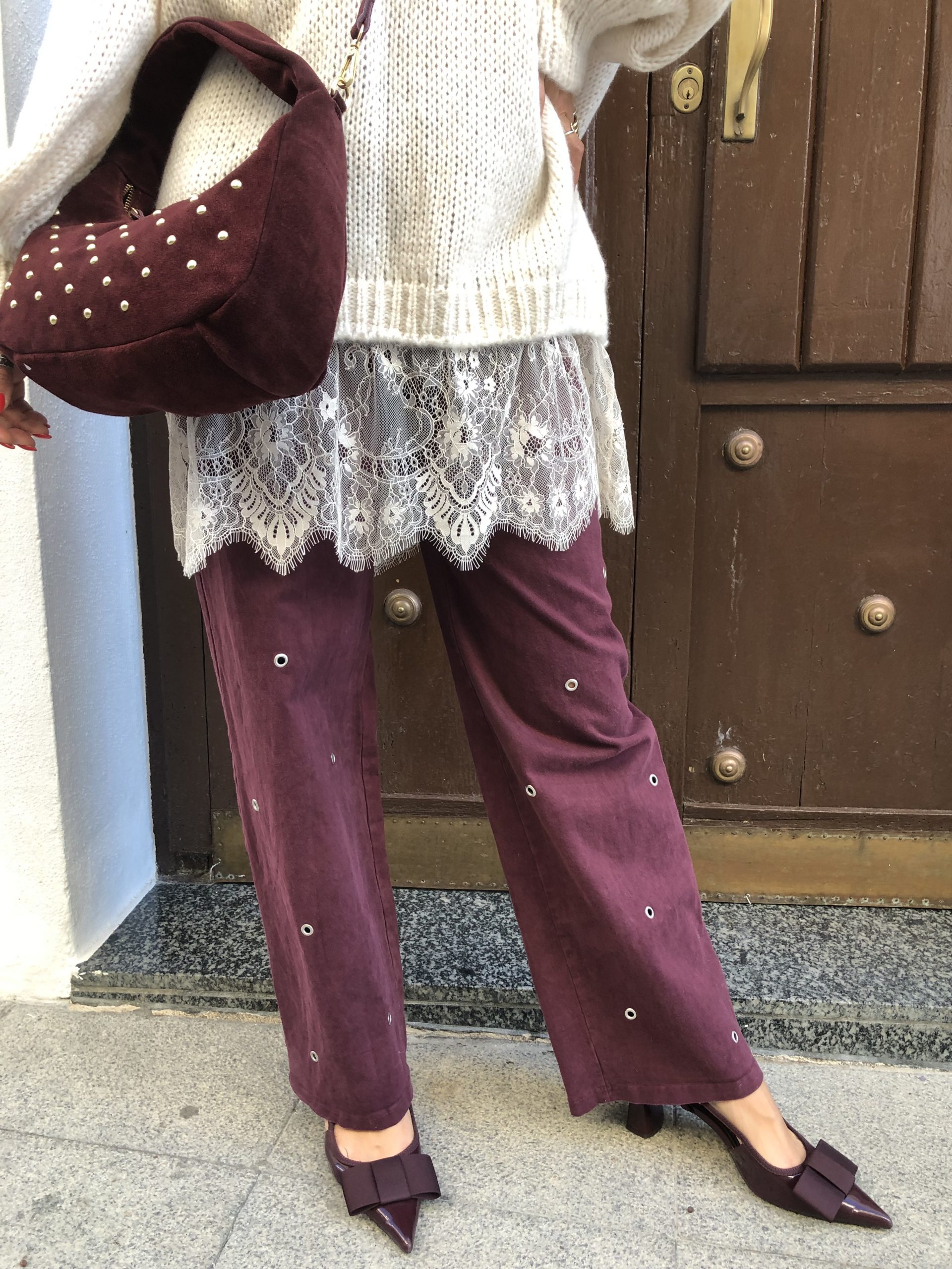 Pantalón granate con apliques metálicos