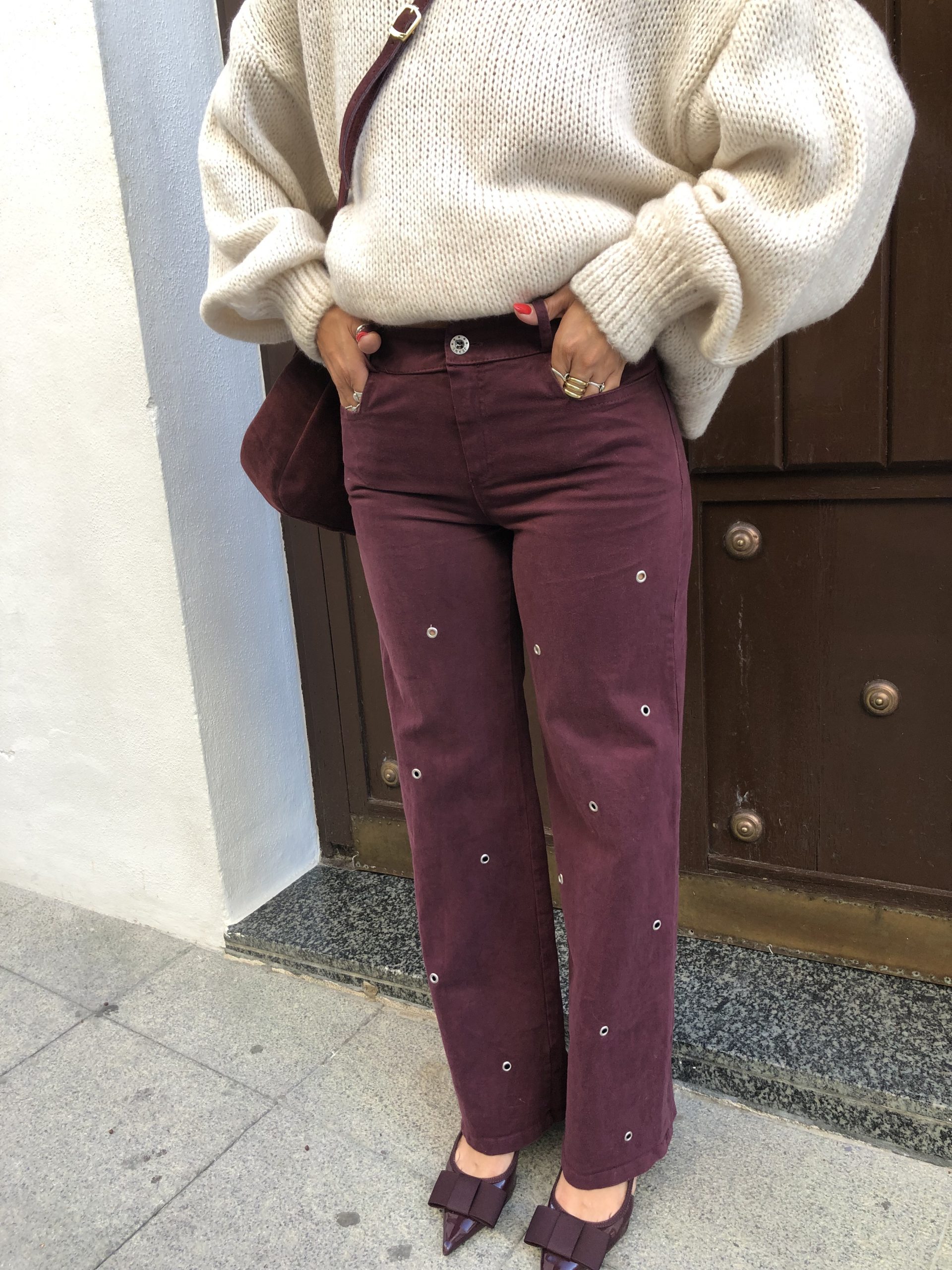 Pantalón granate con apliques metálicos - Imagen 3