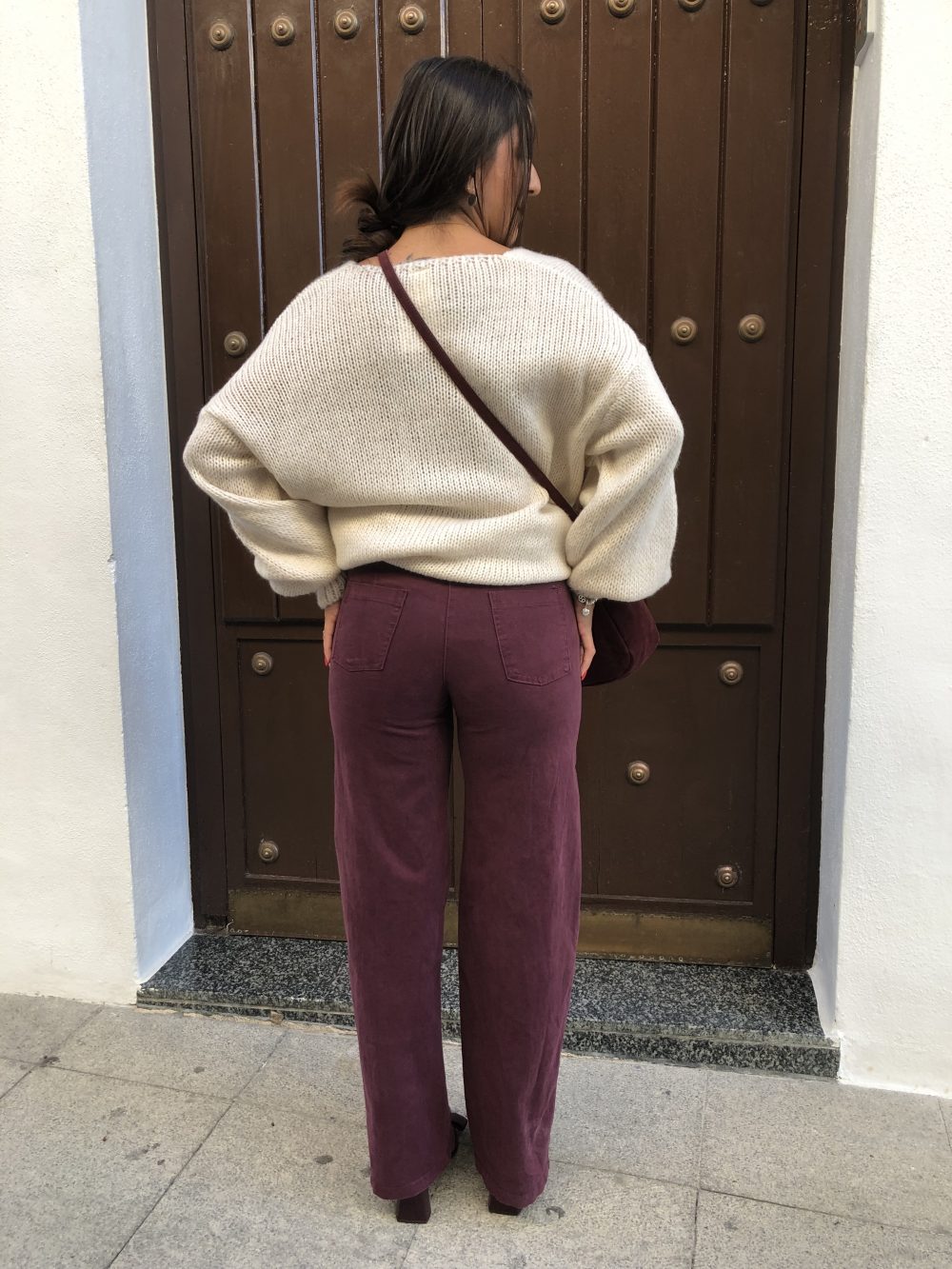 Pantalón granate con apliques metálicos - Imagen 2