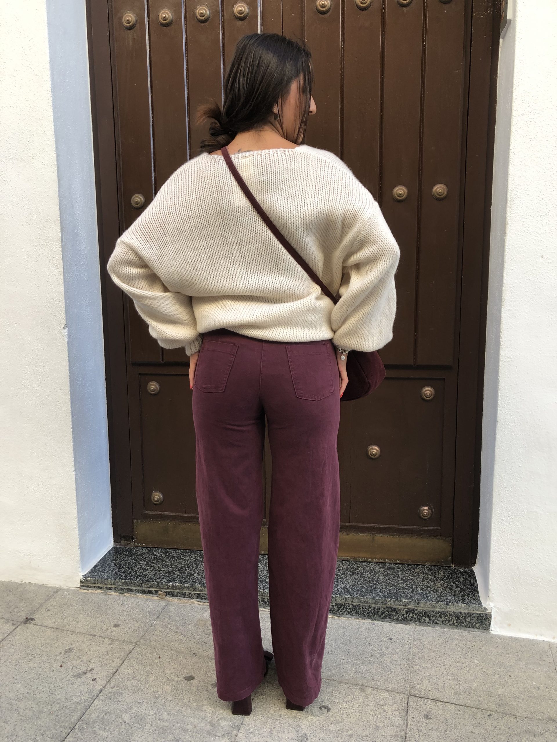 Pantalón granate con apliques metálicos - Imagen 2