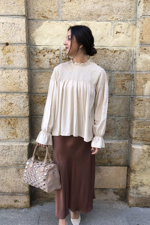 Blusa beige bordada