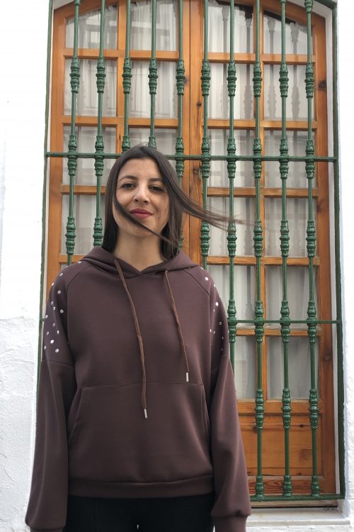 Sudadera marrón tachuelas