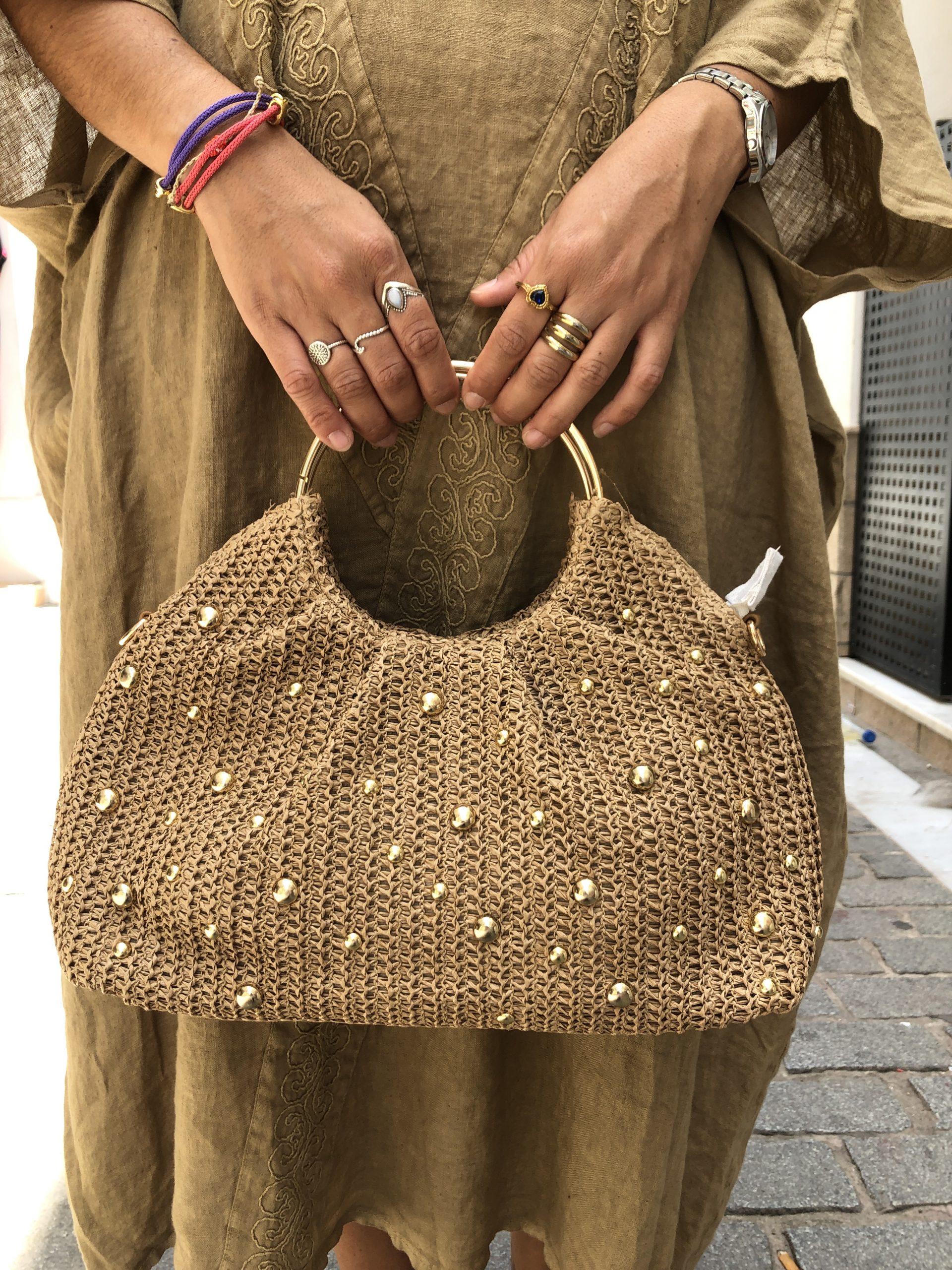 Bolso Tote Trenzado con Detalles Dorados