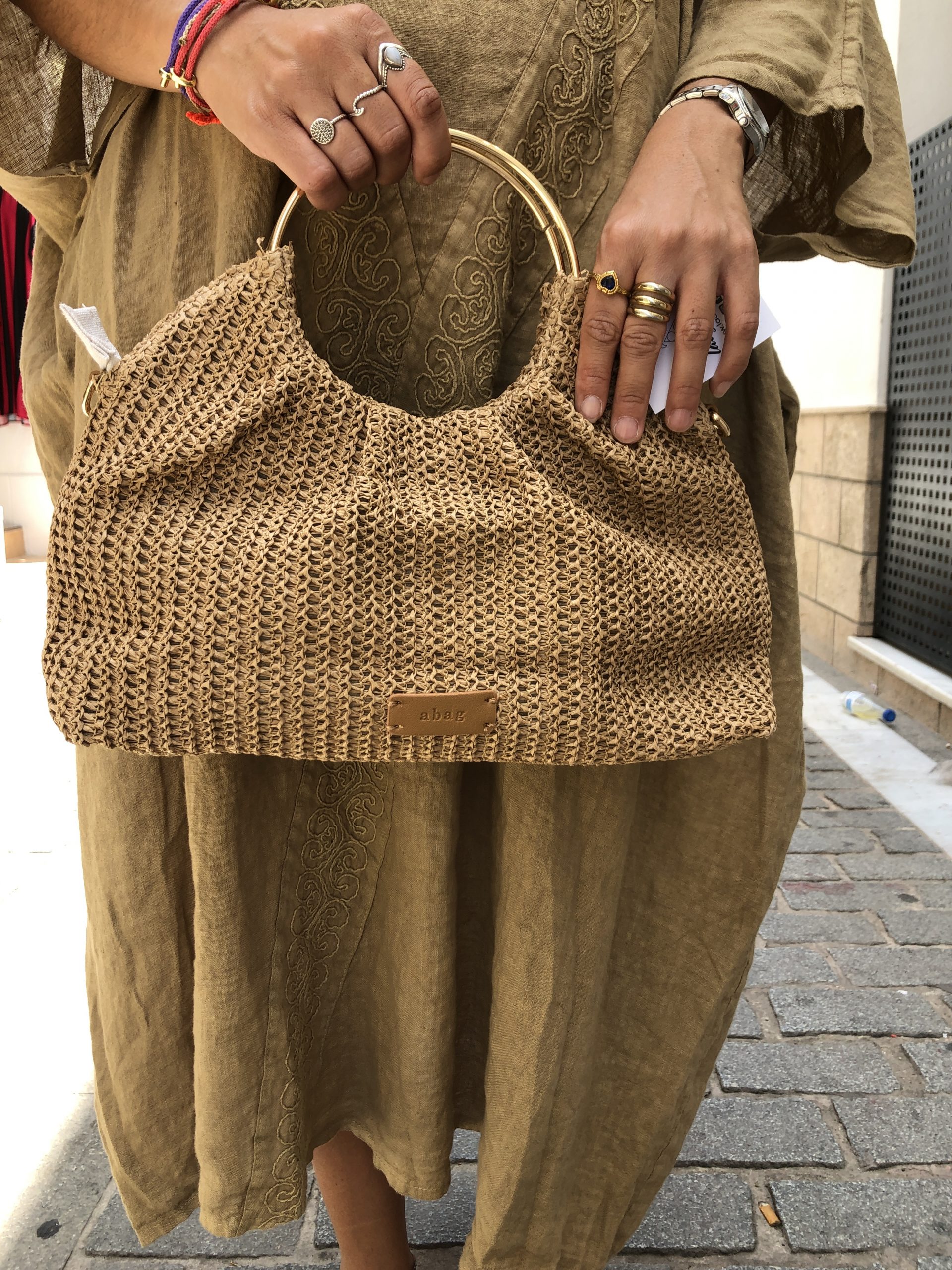 Bolso Tote Trenzado con Detalles Dorados - Imagen 3